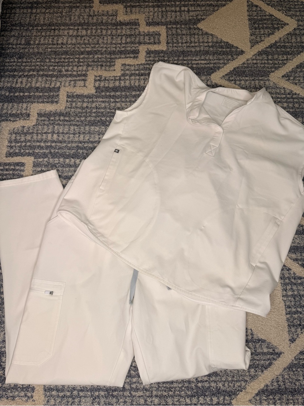 LIKE NEW FIGS Women’s White Scrub Set